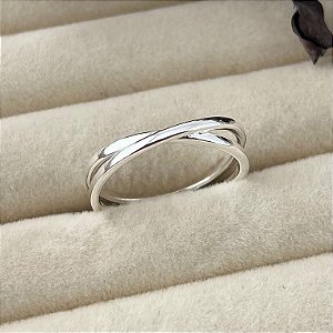Anel aro 23 entrelaçado liso em banho de prata silver