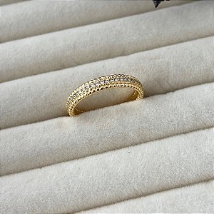 Anel aro 24 texturizado laterais e meio cravejado em banho de ouro 18k