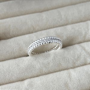 Anel aro 17 texturizado laterais e meio cravejado em banho de prata silver