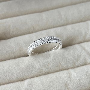 Anel aro 21 texturizado laterais e meio cravejado em banho de prata silver