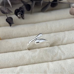 Anel aro 22 gotas entrelaçadas em banho de prata silver
