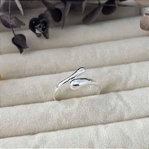 Anel aro 23 gotas entrelaçadas em banho de prata silver