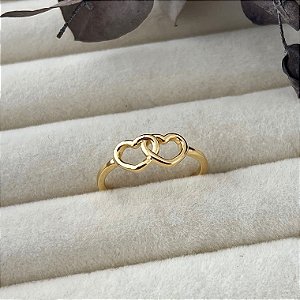Anel aro 17 dois corações entrelaçados vazados em banho de ouro 18k