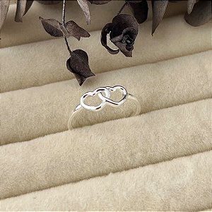 Anel aro 15 dois corações entrelaçados vazados em banho de prata silver