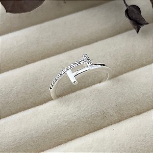 Anel aro 13 formato T entrelaçados liso e cravejado em banho de prata silver