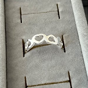 Anel aro 13 corações vazados em banho de prata silver