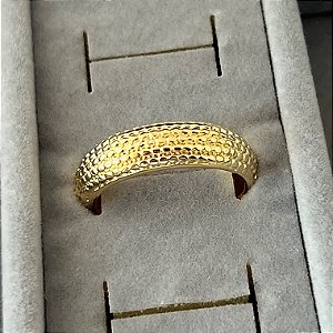 Anel aro 24 G texturizado em banho de ouro 18k
