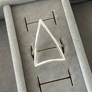 Anel aro 18,5 triangulo vazado em banho de prata silver