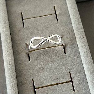 Anel aro 17 infinito liso vazado em banho de prata silver