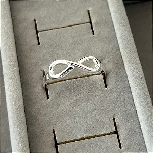 Anel aro 20 infinito liso vazado em banho de prata silver