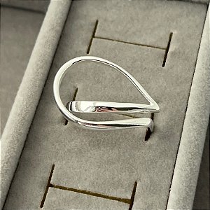 Anel aro 16 gota vazada de lado em banho de prata silver