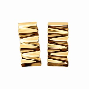 Brinco chapa ondulado em banho de ouro 18k