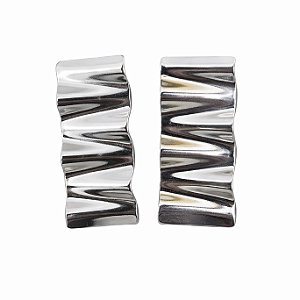Brinco chapa ondulado em banho de prata silver