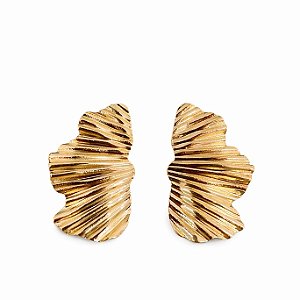 Brinco meia flor texturizada em banho de ouro 18k
