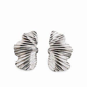 Brinco meia flor texturizada em banho de prata silver