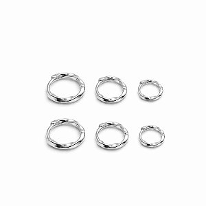 Trio de argolas onduladas em banho de prata silver