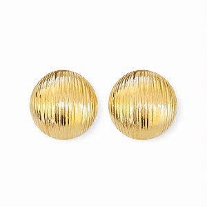 Brinco botão G texturizado em banho de ouro 18k