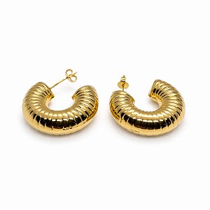 Argola tubo texturizada em banho de ouro 18k