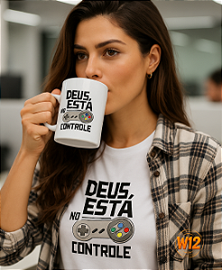 Kit Caneca e Camiseta Deus no Controle