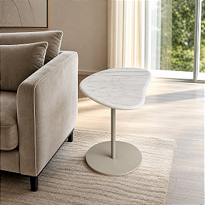 Mesa de Apoio Heart Orgânica em Mármore com Base em Aço Carbono