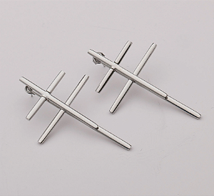 Brinco Héstia - Cruz Dupla em Aço Inox