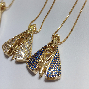 Colar Nossa Senhora Pingente Grande Dupla Face com Zircônia Cristal e Azul Banhado em Ouro18k