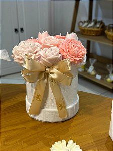 Buque com laço duplo de rosas com rosas cor de rosa embalagem