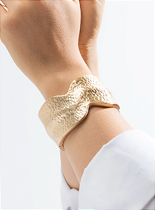 Maxi Bracelete Martelado Chapa Orgânica folheado em ouro 18k