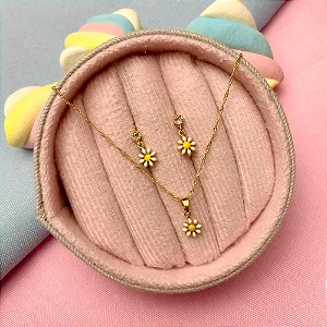 CONJUNTO INFANTIL DE FLORZINHA BRANCA - BANHO OURO 18K