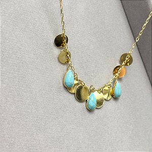 COLAR ELOS CARTIER MEDALHAS E PEDRAS VERDES NO DOURADO - SEMIJOIA