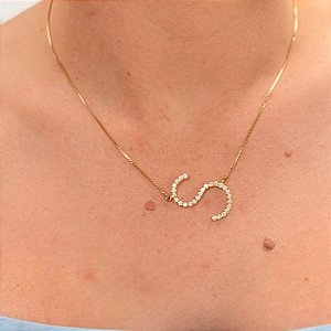 COLAR LETRA S CRAVEJADO NO DOURADO - SEMIJOIA