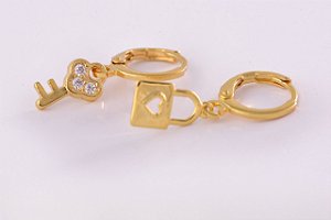 Brinco Duo Argolinha Chave E Cadeado Folheado Em Ouro 18k [F027]