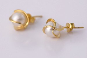 Brinco Pérola Grande Trabalhada Com Dourado Folheado [F027]