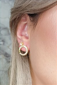 Brinco Aro Torcido Cravejado Com Zircônia Banhado Em Ouro 18k [F027]