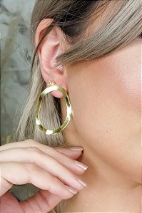 Brinco Oval Ondulado Banhado Em Ouro 18k [F027]