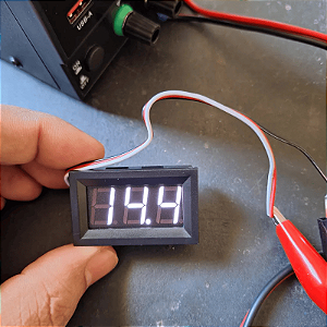 Mini Voltímetro Digital 12V para Som Automotivo – Medidor de Bateria