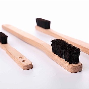 Escova de Madeira para Limpeza de Couro Longa - SGCB