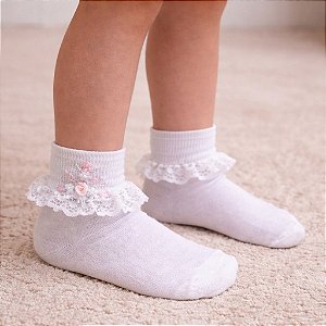 Meia Infantil com Renda, Rococó e Bordado Feito a Mão