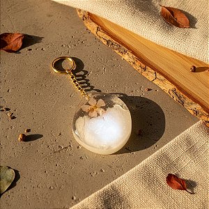 Chaveiro com Flor Natural em Resina Branca Translúcida