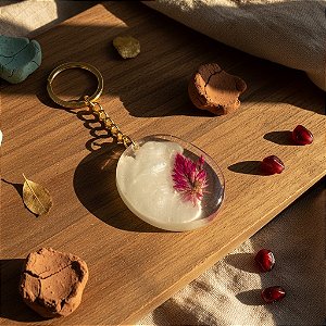 Chaveiro com Flor Natural em Resina Branca Translúcida