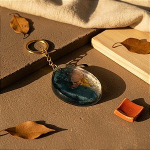 Chaveiro com Flor Natural em Resina Azul Escuro Translúcida