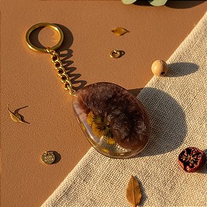 Chaveiro com Flor Natural em Resina Marrom Escuro Translúcido