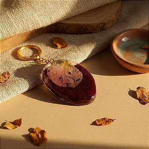 Chaveiro com Flor Natural em Resina Marsala Translúcido