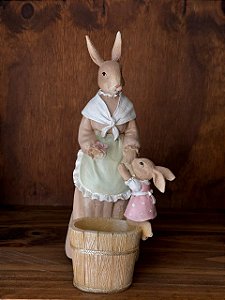 RESINA COELHO MAE E FILHA C/CESTO (BEGE) 23CM