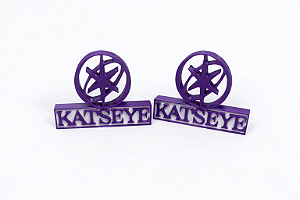 Placa Decorativa Katseye P Roxa e Branco