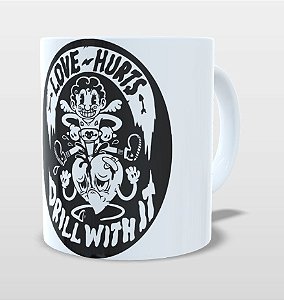 Caneca Love Hurts Drill With It
