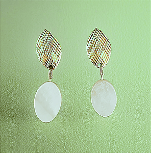 Brinco Banhado com Madrepérola - Delicadeza, Pureza e Sofisticação