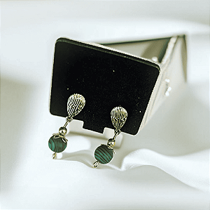 Brinco Banhado com Pedra Malaquita - Proteção, Transformação e Elegância