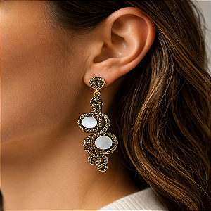 Brinco Indiano Vintage com Madrepérola – Elegância, Proteção e Sofisticação