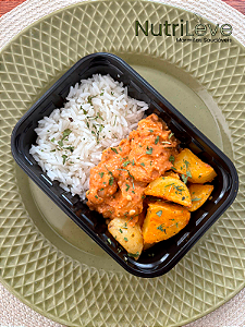 Strogonoff de frango, arroz e batata assada